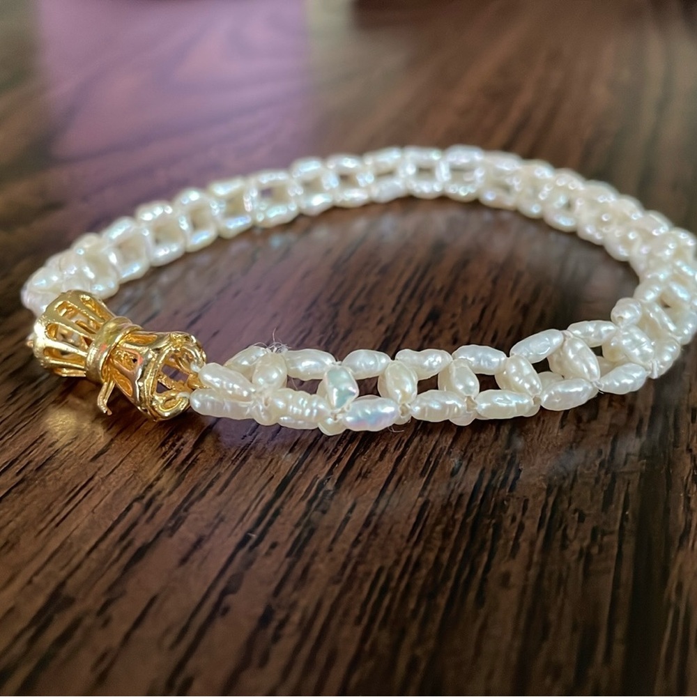 Pearl Bracelet dimensional with gold clasp